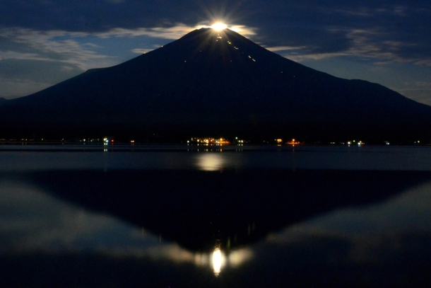 Pearl Fuji - Phenomenon when the full moon sits on the summit of Mt Fuji 