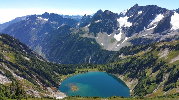 Picture of doubtful lake from the Sahale arm north cascades 