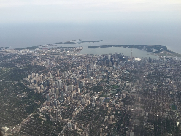 Pilot gave a great view of Toronto while landing 