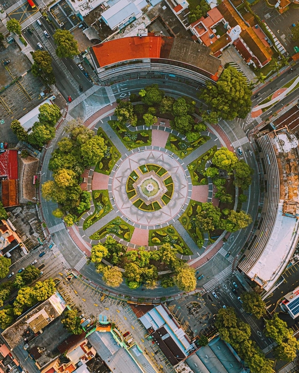 Plaza Espaa roundabout Guatemala City by edavidm