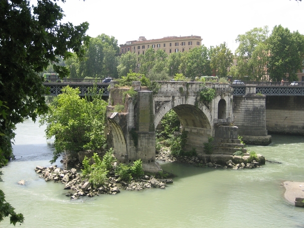 Ponte Rotto present and the abandoned past side by side 