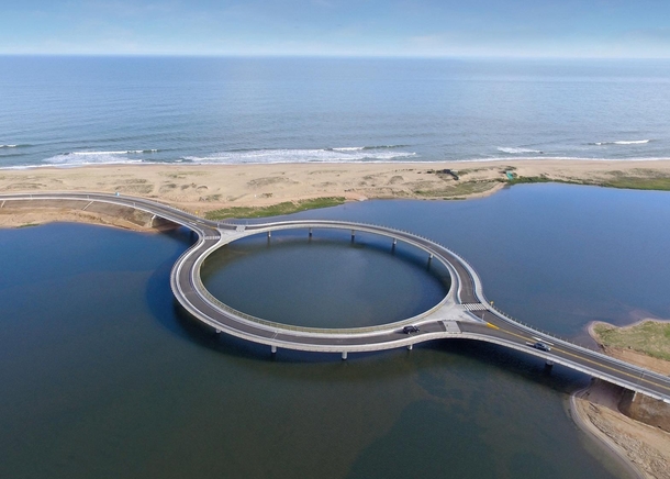 Puente Laguna Garzn Uruguay The concept was to transform a traditional vehicular crossing into an event that reduces the speed of the cars to provide an opportunity to enjoy panoramic views to an amazing landscape and at the same time create a pedestrian 
