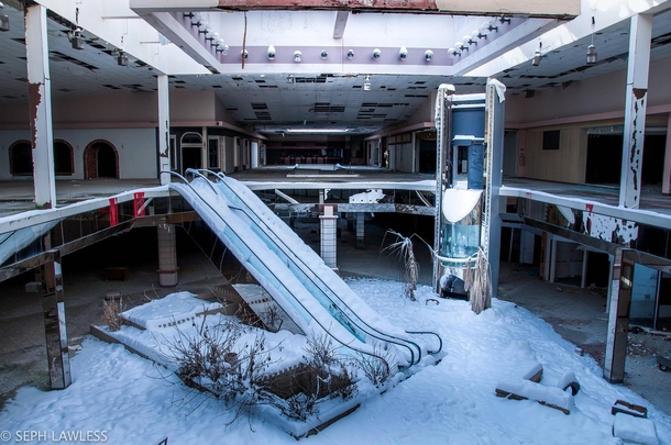 Rolling Acres Mall - Photo by Seph Lawless 