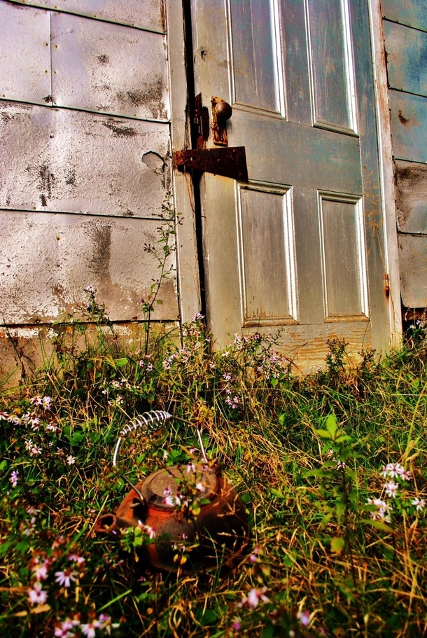 Rusty kettle and door knob 