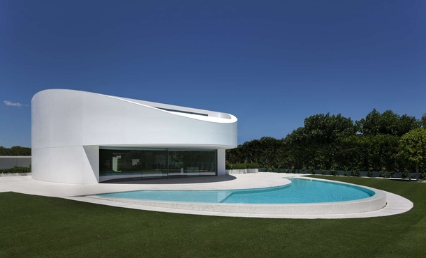 Spanish Golf Course House by Fran Silvestre Arquitectos 