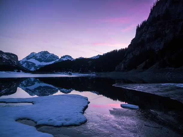 Such a mesmerizing sunset over this half-frozen mountainlake just after we finished setting up the camp Interlaken - Switzerland 
