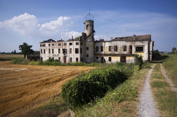 The abandoned villa near Padova 