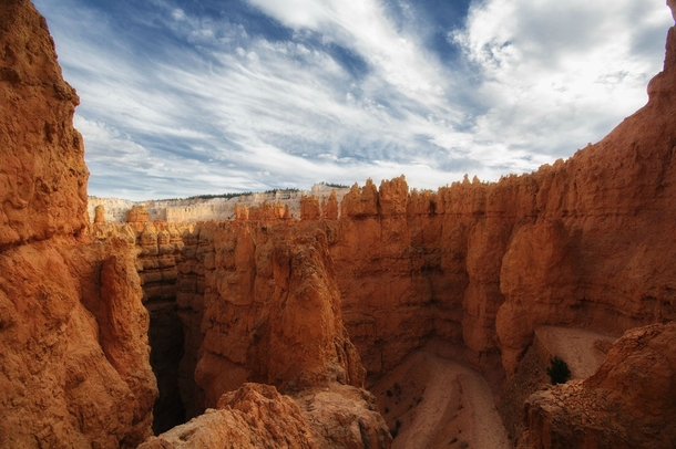 The beginning descent into the Navajo Trail - Bryce Canyon National Park Utah 