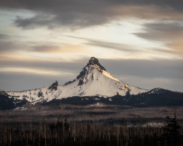 The Forgotten One Heres a sunset photo I of Mount Washington here in Oregon while on a scouting trip a while a go Thanks and I hope yall have a great weekend OC IG  john_perhach_photo