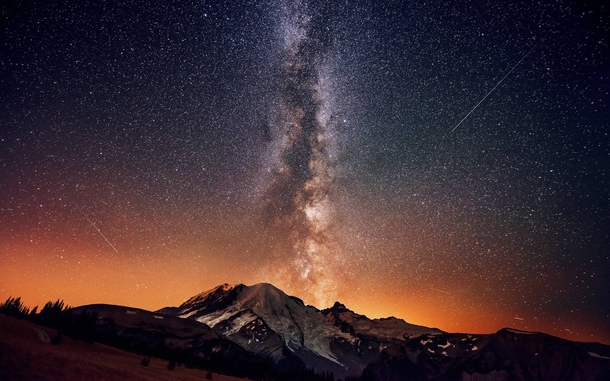the Milky Way seen from Mount Rainer xpost rmountainpics