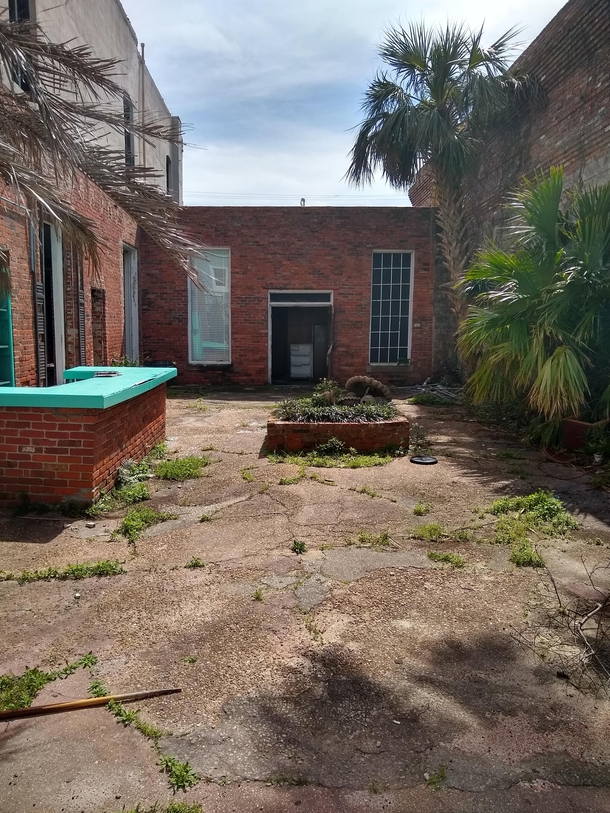 This abandoned courtyard i found in panama city FL