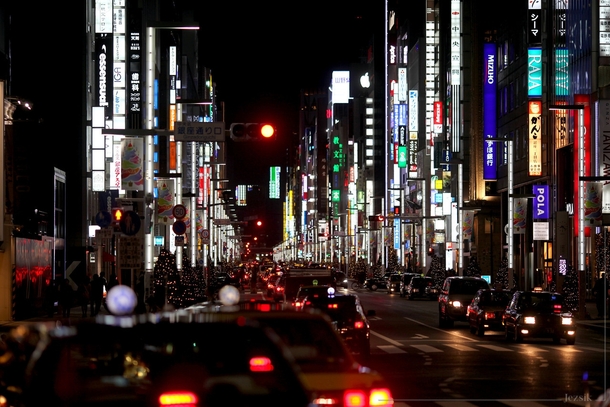 Tokyos Ginza district at night 