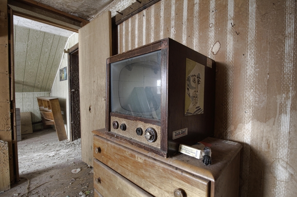 Very Old Television Found Inside an Abandoned Time Capsule House in Rural Ontario 