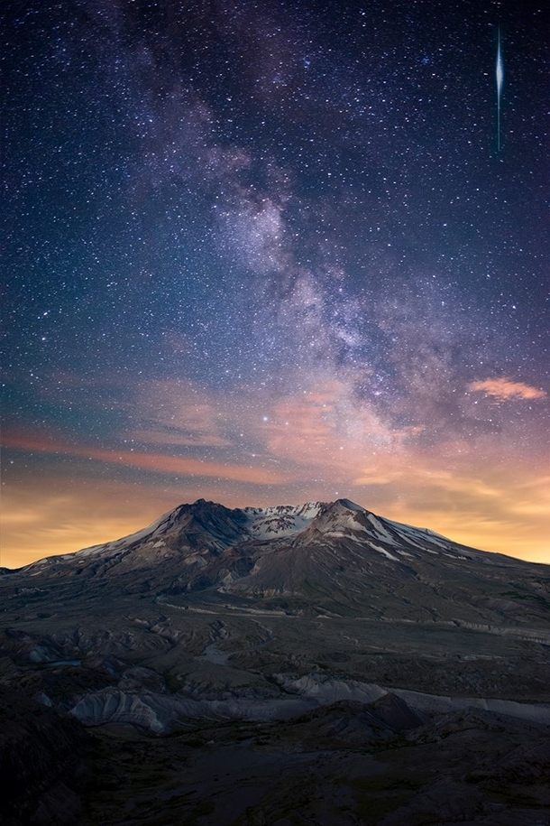 Washington strikes again Mount St Helens beneath the Milky Way   Benjamin Noblitt