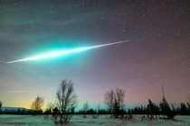 A bright Geminid Meteor moving through the sky in the Arctic