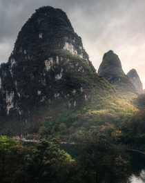 A Mountainous landscape along the Li river in Yangshuo China OC Instagram Viewfindeux