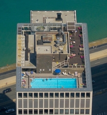 A rooftop pool in Chicago 
