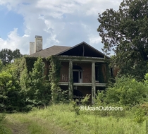 Abandoned  acre Mansion in Mississippi