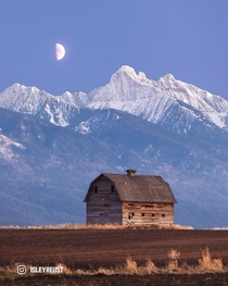Abandoned Barn in Montana  isleyreust