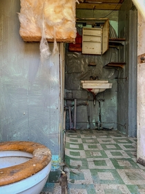 Abandoned Bathroom in Kilbourne Ohio