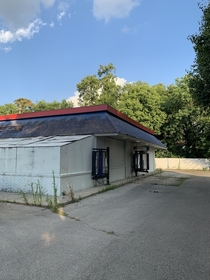 Abandoned Burger King with a very much not abandoned parking lot off camera OC