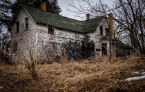 Abandoned Farm House in Illinois gives me Texas Chainsaw vibes 