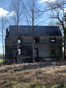 Abandoned farmhouse Beaverdam VA Any ideas on age It looks very old to me based on large size small windows and simple design