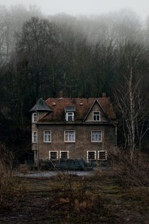 Abandoned farmhouse in Germany   Photo by Benjamin Anbau