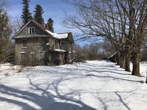 Abandoned farmhouse in Oro Ontario 