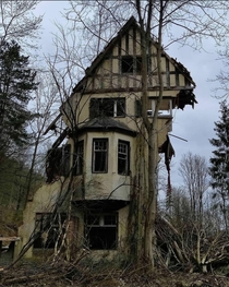 Abandoned house or whats left of it