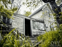 Abandoned house over grown with greenery in Oklahoma City Oklahoma - photographer Jesse Edgar of Loud City Photography