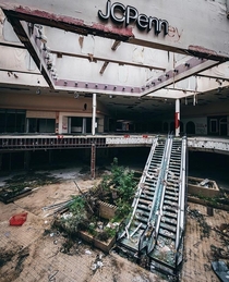 Abandoned Rolling Acres Shopping mall