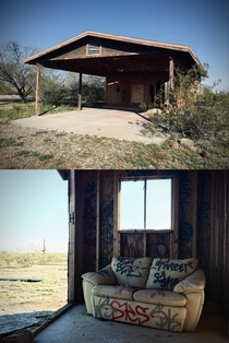 Abandoned shed in the middle of the Arizonan desert 