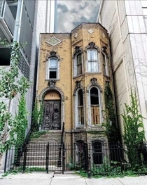 Abandoned townhouse in Chicago built in   W Superior