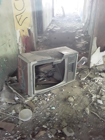 Abandoned tv in a abandoned home