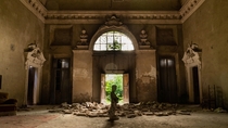 Abandoned -year-old palace in Italy 