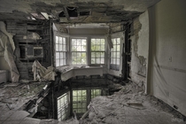 Absolutely Amazing Natural Decay Inside an Abandoned Country Villa 