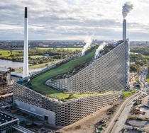 Amager Bakke waste-to-energy plant in Copenhagen has an artificial ski slope on the roof 