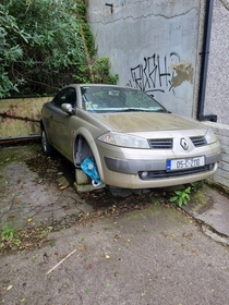 An abandoned car in Cork 