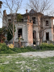 An abandoned mansion in the heart of Istanbul