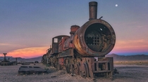 An abandoned steam locomotive on the outskirts of the Bolivian desert