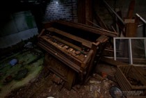An organ in an abandoned house 