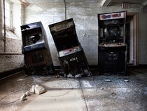 An urban explorer from Ontario Canada captured this almost surrealistic scene of three arcade video games RoboCop UFO Robo Dangar and Arch Rivals seemingly melting into the floor 