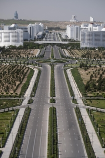 Empty roads of Ashgabat State Planning 