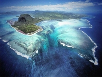 Enormous underwater plateau - Island of Mauritius - by Michael Friedel 