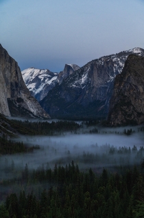 Fog rolling over the beautiful Yosemite valley 