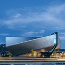 Four angular volumes that are covered in diamond-shaped panels and arranged in a pinwheel formation make up the US Olympic and Paralympic Museum in Colorado