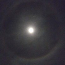 Gigantic cloud halo around the moon tonight 