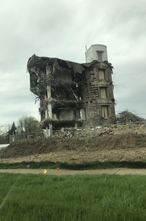 Half-demolished building near my hometown Kinda reminds me of the buildings in Fallout