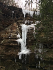 Hocking hills Ohio  x not huge into photography so excuse the low quality I love icy waterfalls